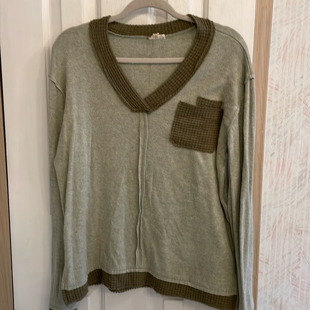 Ladies top
Material is 100% Polyester
